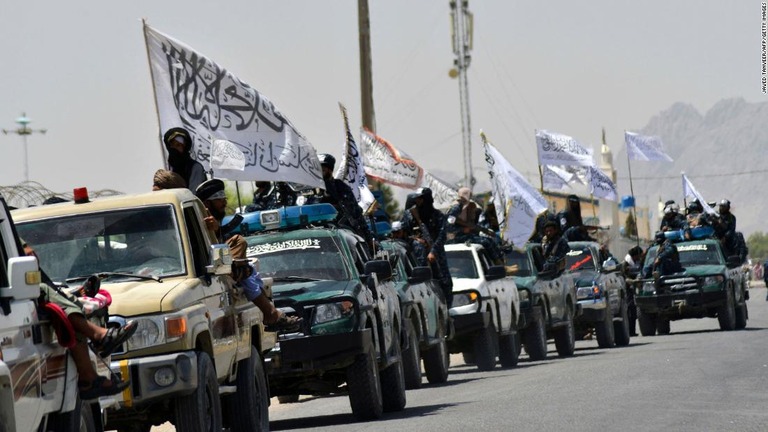 米軍の撤退を祝うタリバンの車列＝１日/Javed Tanveer/AFP/Getty Images
