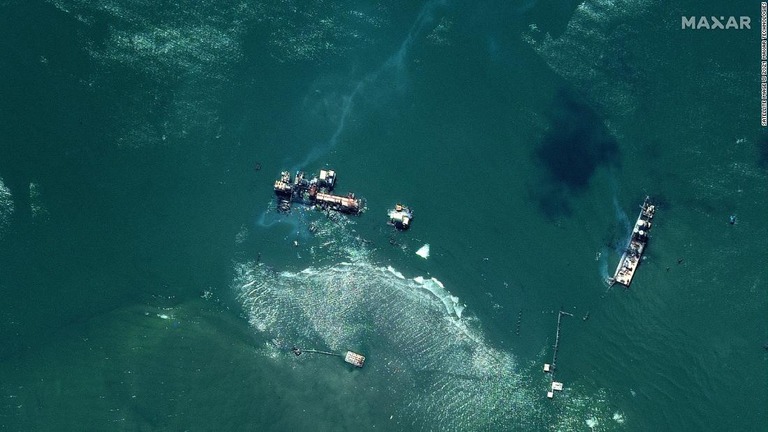 米ルイジアナ州沿岸に位置する野生動物保護区近くの海中に石油が流出した様子/Satellite image © 2021 Maxar Technologies