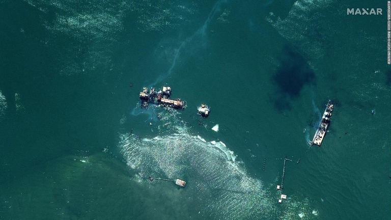 米ルイジアナ州沿岸に位置する野生動物保護区近くの海中に石油が流出した様子/Satellite image © 2021 Maxar Technologies