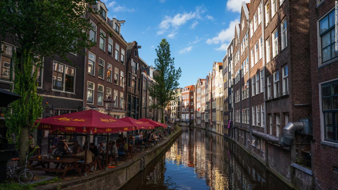 オランダの感染状況はレベル４からレベル３に変更された＝８月１９日、オランダ・アムステルダム運河/Oscar Gonzalez/NurPhoto/Getty Images