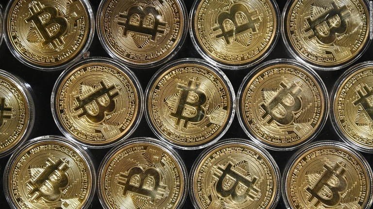 暗号資産（仮想通貨）のビットコインの価格が１０％以上急落した/Ozan Kose/AFP/Getty Images