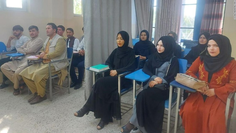 ロイター通信がＳＮＳで入手した教室の様子＝６日、アフガニスタン首都カブールの大学/SOCIAL MEDIA/REUTERS