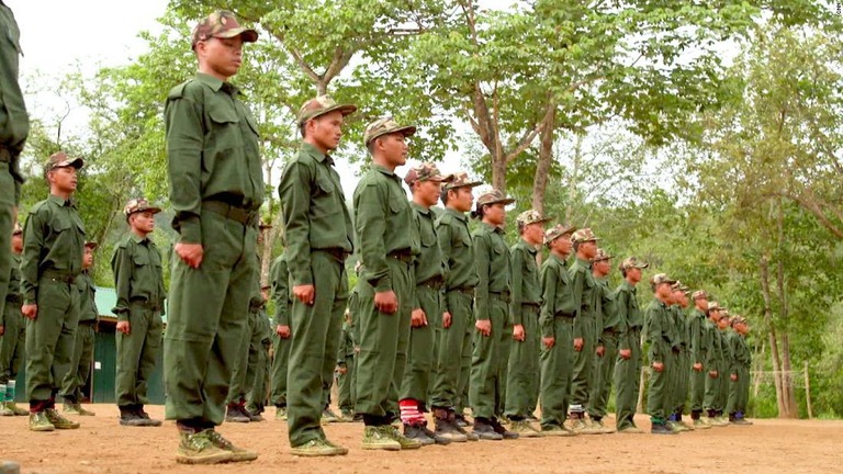 ミャンマーの志願兵ら＝ミャンマー西部のキャンプ・ビクトリア/CNN