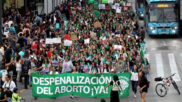 中絶合法化を支持するデモ行進に参加するメキシコの活動家たち＝２０１９年９月２８日/Ulises Ruiz/AFP/Getty Images