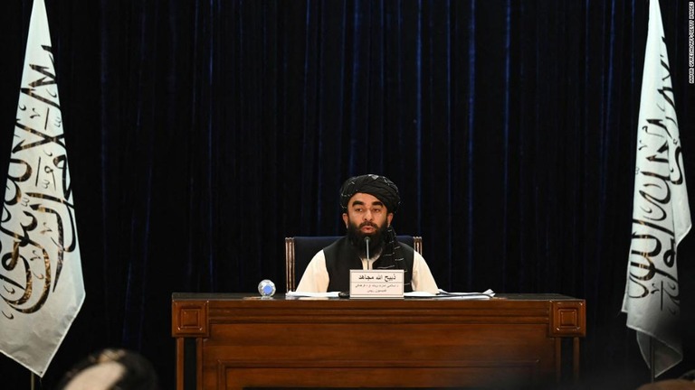 記者会見を行うタリバンの報道官＝７日、アフガニスタン・カブール/Aamir Qureshi/AFP/Getty Images