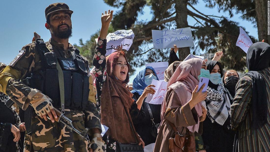 タリバンの戦闘員が警戒にあたる中、デモを行う女性​​ら＝７日、アフガニスタン・カブールのパキスタン大使館近く/Hoshang Hashimi/AFP/Getty Images