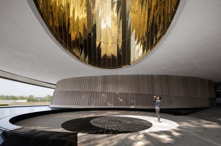 オクルス(円形の天窓)は時計として機能し、時間や季節が分かる仕組み/Courtesy Ennead Architects