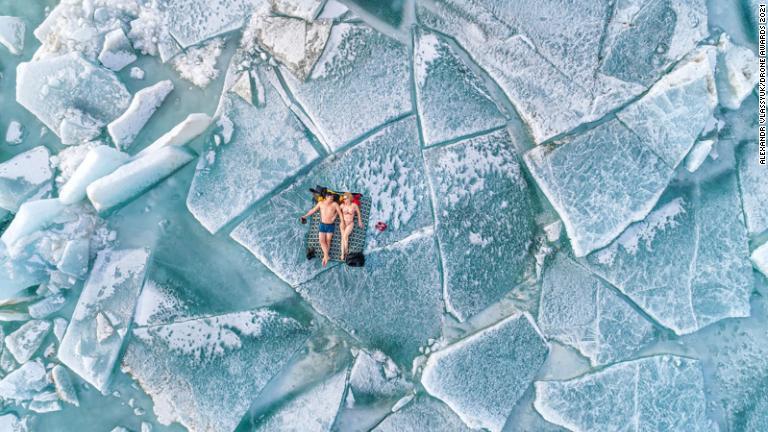 凍ったカザフスタン・カプチャガイ貯水池の氷の上で寝そべる人が「人間」部門２位に。カザフスタンのアレクサンドル・ブラシュク氏が撮影/Alexandr Vlassyuk/Drone Awards 2021