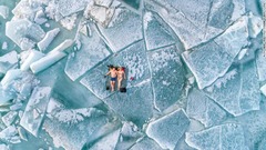 凍ったカザフスタン・カプチャガイ貯水池の氷の上で寝そべる人が「人間」部門２位に。カザフスタンのアレクサンドル・ブラシュク氏が撮影