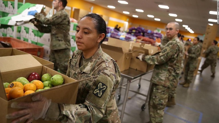 果物など支援向けの食料を箱詰めする米カリフォルニア州の州兵ら/Justin Sullivan/Getty Images