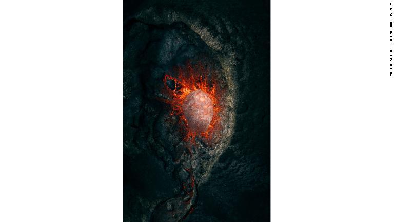 米写真家のマーティン・サンチェス氏が捉えたアイスランドの火山噴火の写真は「自然」部門を制した/Martin Sanchez/Drone Awards 2021