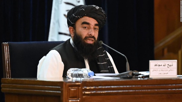 記者会見を開くタリバンのムジャヒド報道官＝７日/AAMIR QURESHI/AFP/Getty Images