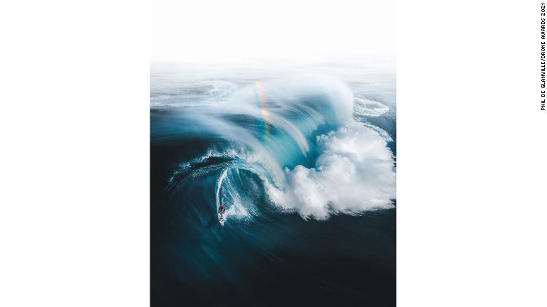 「スポーツ」部門はオーストラリアのフィル・デ・グランビル氏が撮影した、恐ろしい大波に乗り出す瞬間のサーファーの写真が制した/Phil De Glanville/Drone Awards 2021