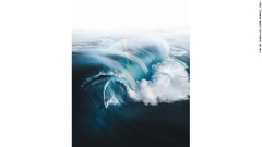「スポーツ」部門はオーストラリアのフィル・デ・グランビル氏が撮影した、恐ろしい大波に乗り出す瞬間のサーファーの写真が制した