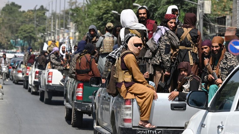 見回りを行うタリバンの戦闘員ら＝２日、アフガニスタン・カブール/AAMIR QURESHI/AFP/Getty Images