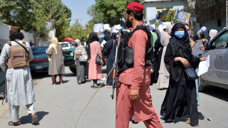 ７日には国内情勢介入に反対する女性らがカブールのパキスタン大使館前でデモ。タリバンの戦闘員が様子を見ている/HOSHANG HASHIMI/AFP/Getty Images