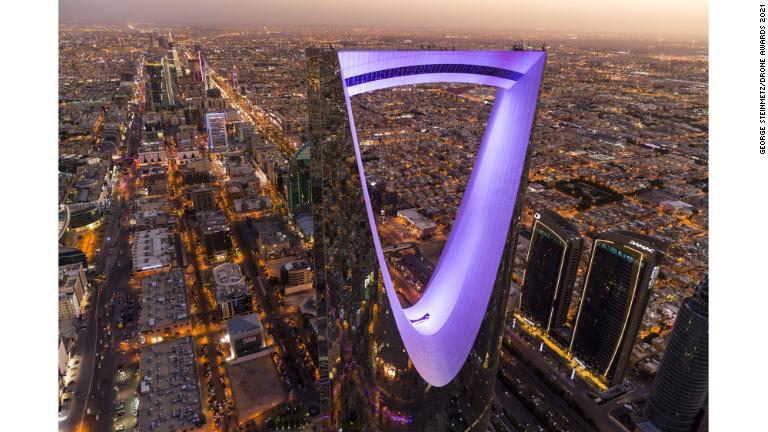 サウジアラビア首都リヤドの「キングダムセンター」の写真が「都市」部門２位に。米国のジョージ・スタインメッツ氏が撮影/George Steinmetz/Drone Awards 2021