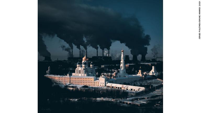 ロシアの写真家セルゲイ・ポレタエフ氏が撮影した、巨大な発電所を背にしたモスクワ近郊の修道院は「都市」部門で優勝/Sergei Poletaev/Drone Awards 2021