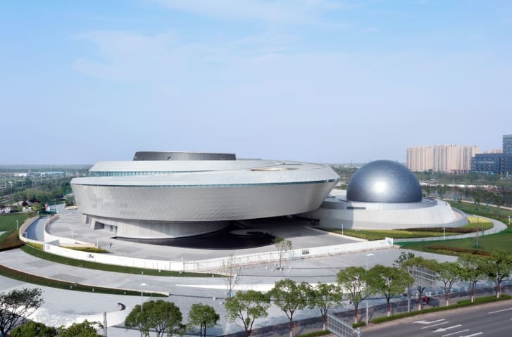 上海天文館は意図的に直線や直角を使わずに設計されている/Courtesy Ennead Architects