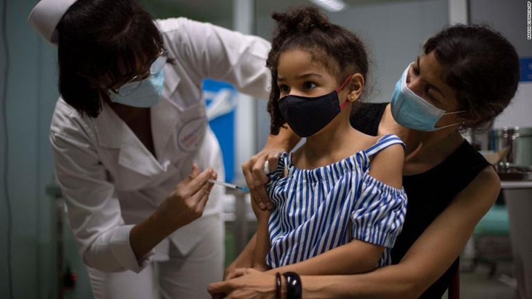 新型コロナワクチンを接種する子ども＝８月２４日、キューバ・ハバナ/Ramon Espinosa/AP