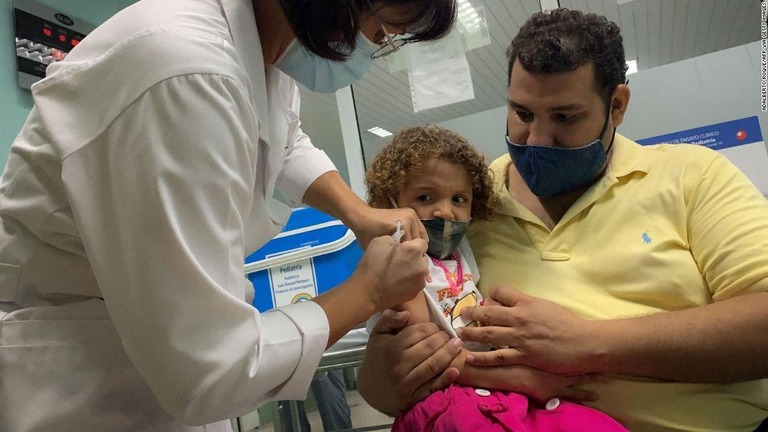 新型コロナワクチンの研究の一環で接種を受ける３歳の子ども＝８月２４日、キューバ・ハバナ/ADALBERTO ROQUE/AFP via Getty Images