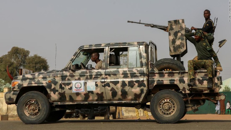 警戒にあたる治安部隊＝３月３日、ナイジェリア・ザムファラ/Afolabi Sotunde/Reuters