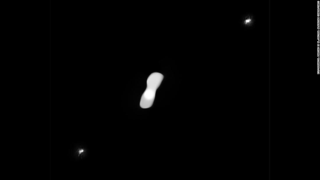 クレオパトラ（写真中央）を周回する衛星アレックスヘリオスとクレオセレネ（写真端の白い点）/ESO/Vernazza, Marchis et al./MISTRAL algorithm (ONERA/CNRS)
