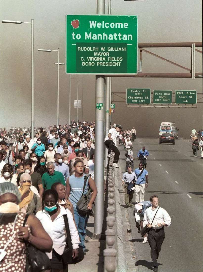 ブルックリン橋を歩いて渡り、ロウアー・マンハッタンから逃れる人々/Daniel Shanken/AP