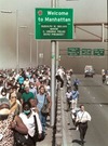 ブルックリン橋を歩いて渡り、ロウアー・マンハッタンから逃れる人々