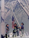 世界貿易センタービルの崩落現場で米国旗を掲げる消防士のジョージ・ジョンソン氏、ダン・マクウィリアムズ氏、ビリー・アイゼングレイン氏