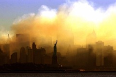 ニュージャージー州ジャージーシティーから見た自由の女神像。マンハッタンのスカイラインは煙に覆われている＝２００１年９月１５日