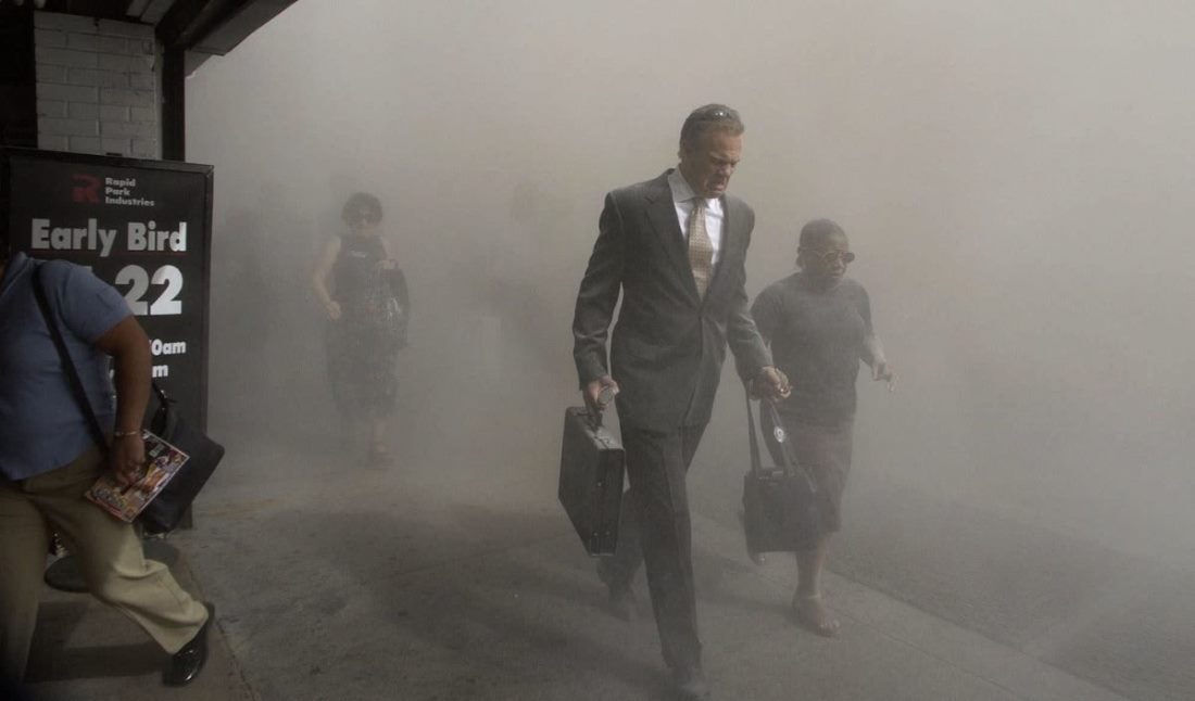 世界貿易センタービルの崩壊でニューヨーク市のビークマン通りを歩く人々を粉じんが見舞う/Amy Sancetta/AP