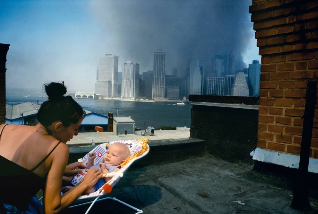 写真家のアレックス・ウェブ氏が撮影した知り合いの近隣住民の赤ちゃんと母親。妻で写真家のレベッカ氏とともにブルックリンからマンハッタンに向かおうとしたところ、母親から建物の屋根からマンハッタンが見えると声を掛けられ、屋上に上った。赤ちゃんだった男の子は今20歳になった。ウェブ氏は「レベッカがいなかったら、この希望と迫りくる悲劇を示す親子の写真を撮ったかどうかはわからない」と語る/Alex Webb/Magnum Photos