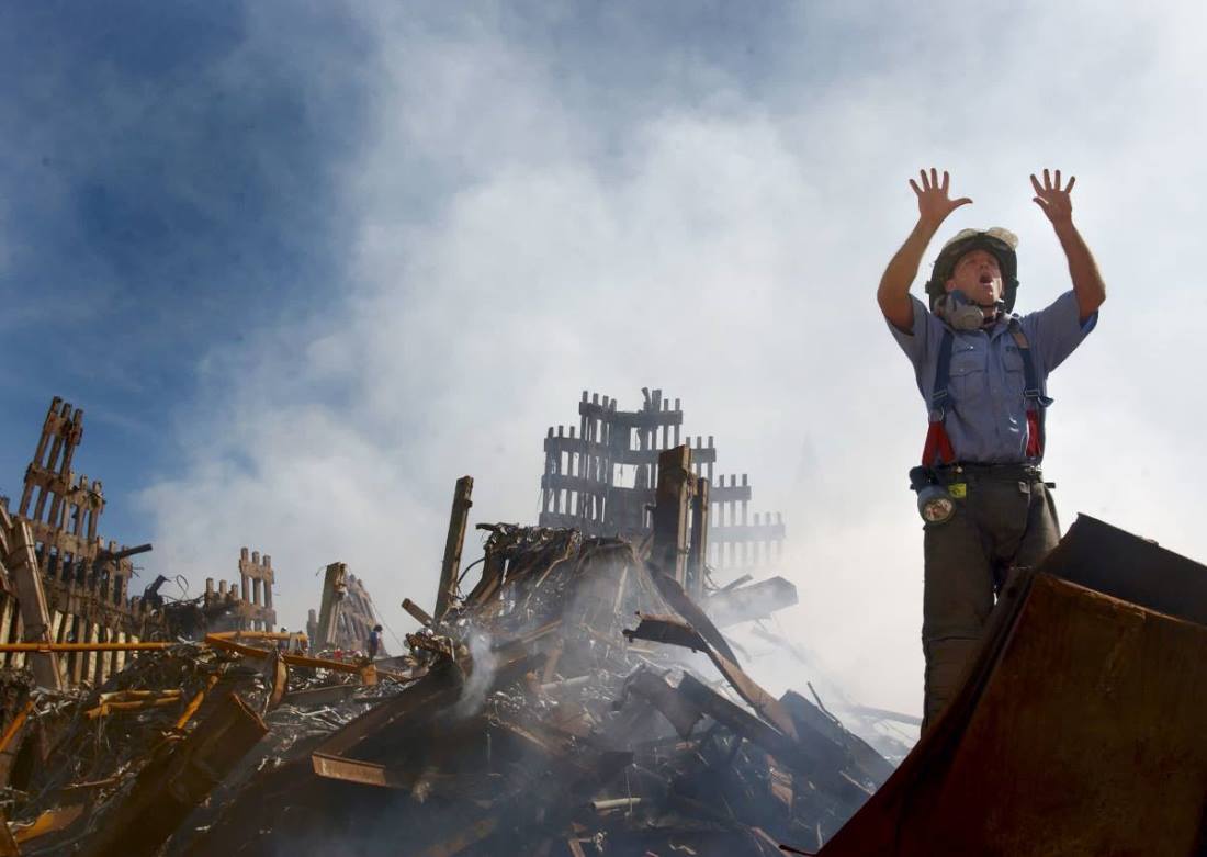 ニューヨーク市の消防士が世界貿易センタービルの残骸の中であと１０人救助要員を回すように呼び掛ける/Preston Keres/US Navy/Getty Images
