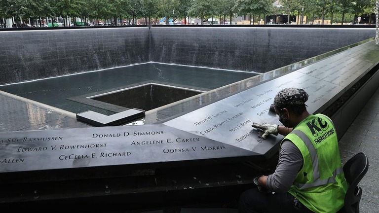 同時多発テロの犠牲者の名前が刻まれたモニュメントを掃除する作業員＝９月８日、米ニューヨーク市/Chip Somodevilla/Getty Images
