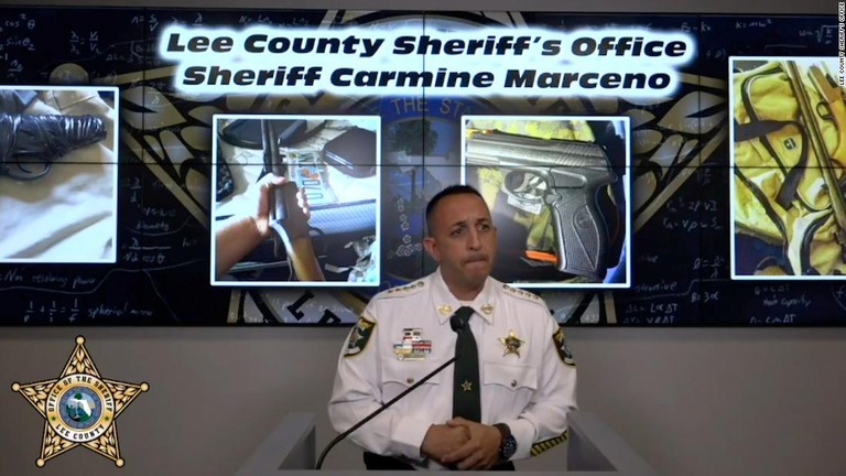 生徒２人の自宅で押収された銃器など/Lee County Sheriff's Office