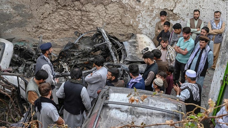 破損した車両の周囲に集まる遺族ら＝８月３０日/Wakil Kohsar/AFP/Getty Images