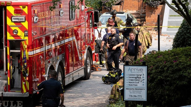 爆発事故に対応する救急隊員たち＝１２日、アトランタ郊外ダンウッディ/Ben Gray/AP