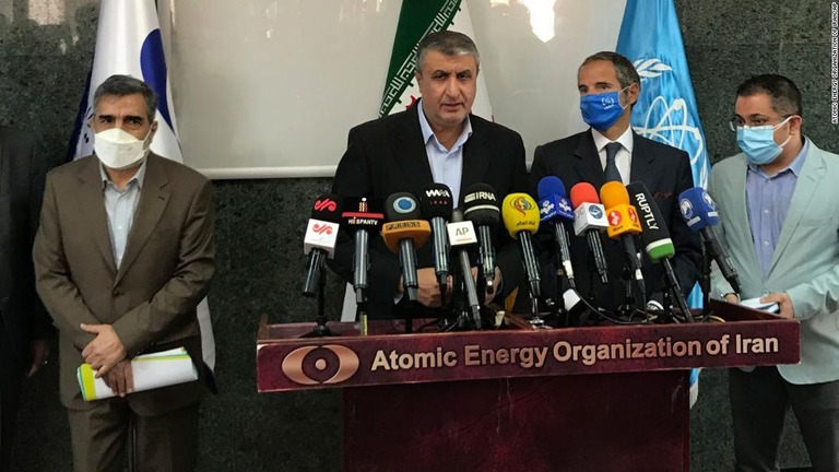 イランのエスラミ原子力庁長官（中央）とＩＡＥＡのグロッシ事務局長（右から２番目）が共同記者会見を開いた＝１２日、テヘラン/Atomic Energy Organization of Iran/AP
