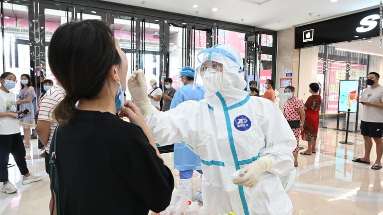 新型コロナの検査を行う医療関係者＝１１日、莆田市/Visual China Group/Getty Images