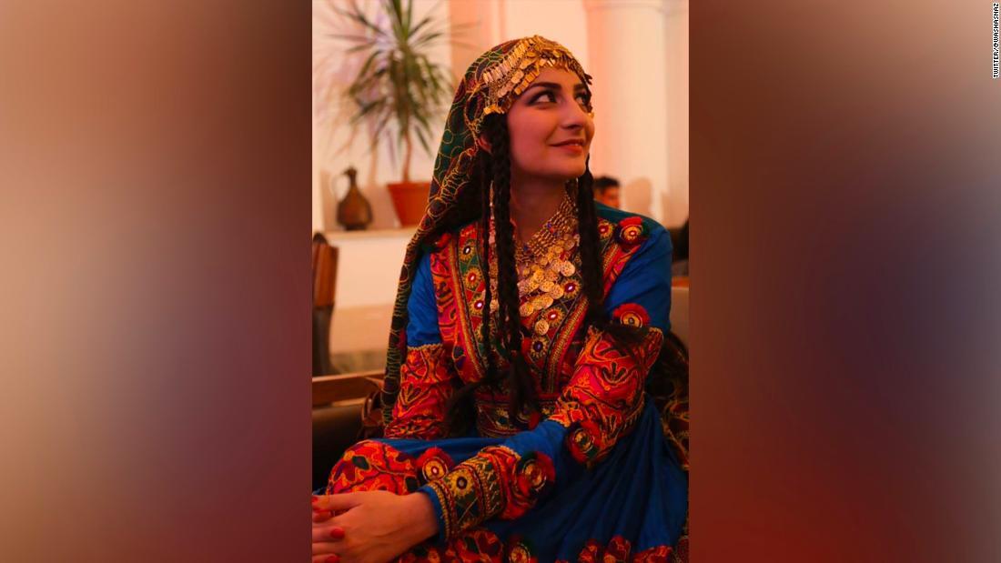 「これがアフガン女性の服装」と投稿したワスラット・ハスラットナジミさん/Twitter/@WasHasNaz