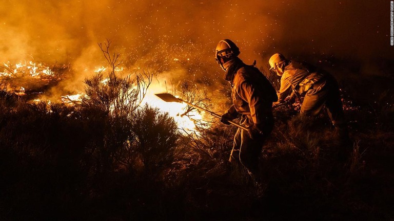 記録的な高温に見舞われた欧州南部では大規模な山火事が猛威を振るった/CESAR MANSO/AFP/GETTY IMAGES