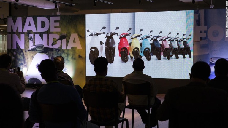 オラ・エレクトリックのスクーターの発売時に行われたプレゼンテーション＝８月１５日、インド・バンガロール/Samyukta Lakshmi/Bloomberg/Getty Images