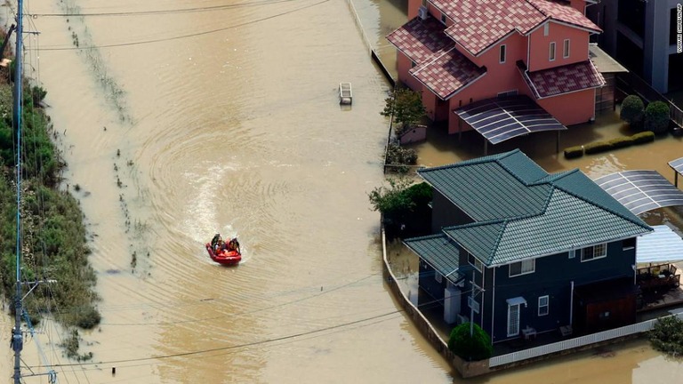 豪雨被害の中、ボートで住民を救助する＝佐賀県武雄市、２０２１年８月１５日撮影/Yomiuri Shimbun/AP 