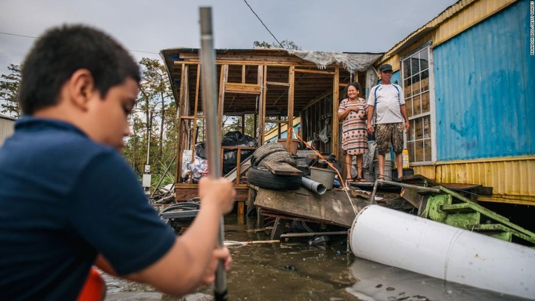 米国を襲ったハリケーン「アイダ」で損壊した家屋と佇む住民/Brandon Bell/Getty Images