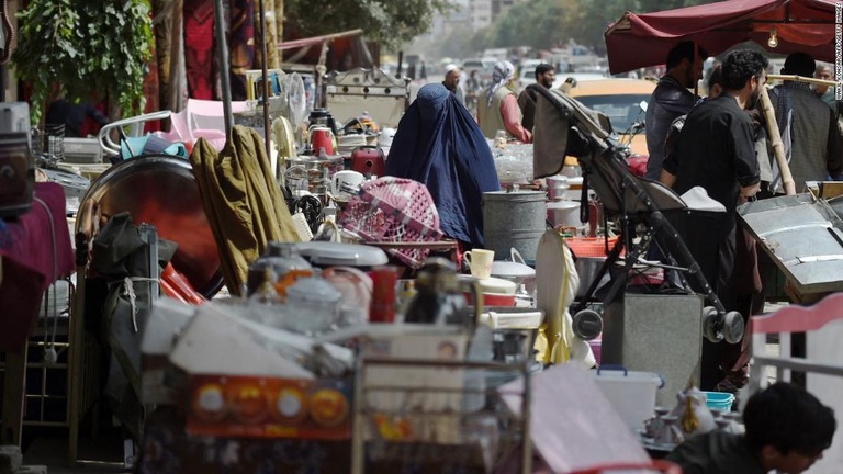 アフガニスタン・カブールの蚤の市。資金不足や食糧難のため、住民らが売った物品が集まっている＝１２日/WAKIL KOHSAR/AFP/Getty Images