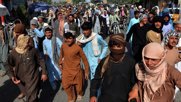 タリバンからの退去命令に反発し、抗議デモを行うカンダハルの住民ら/Javed Tanveer/AFP/Getty Images