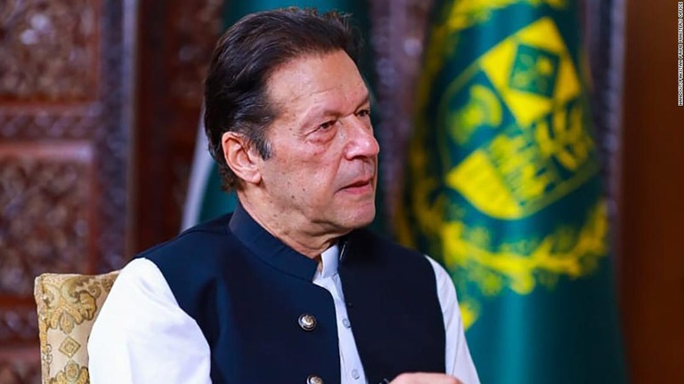 インタビューを受けるパキスタンのカーン首相/Handout/Pakistan Prime Minister's Office