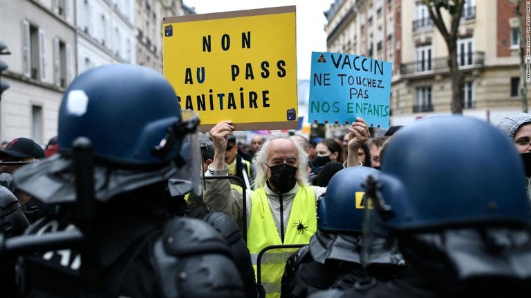 ヘルスパスに反対するデモ参加者＝８月７日、パリ西部のヌイイシュルセーヌ郊外/STEPHANE DE SAKUTIN/AFP via Getty Images