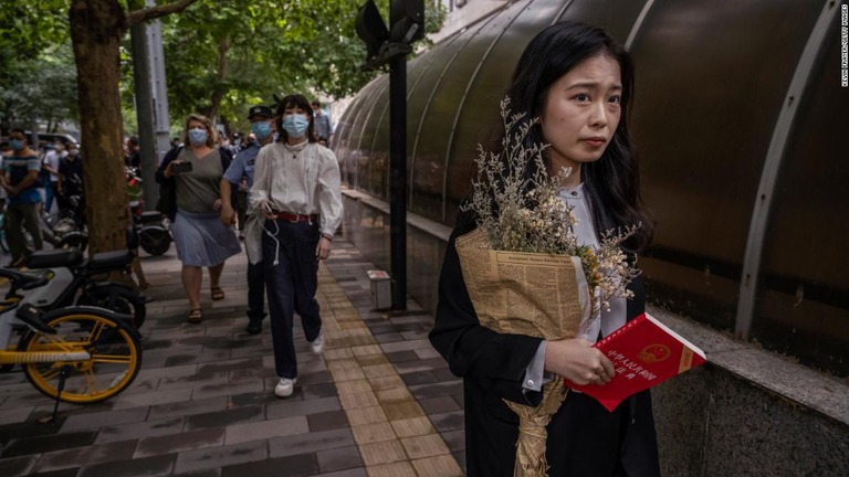 北京市海淀区の人民法院に到着した周暁〇（〇はおうへんに旋）さん＝１４日、中国・北京/Kevin Frayer/Getty Images 